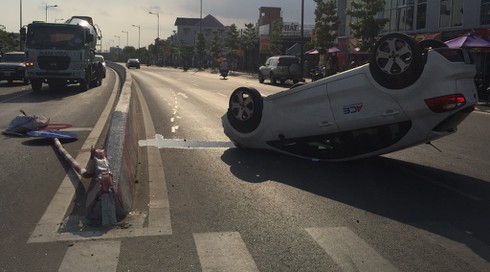 4 người mắc kẹt trong xế hộp lật ngửa giữa đường phố Sài Gòn - ảnh 1