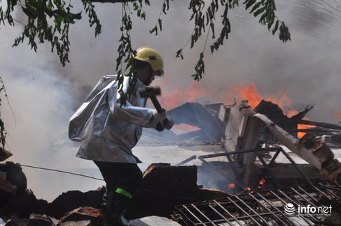 Cháy ở Đại lộ Bình Dương: Phá tường, tiếp cận nhiều hướng để dập