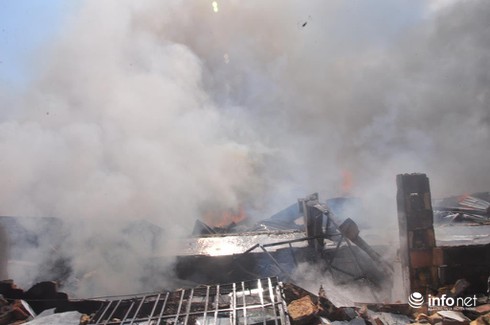 Cháy ở Đại lộ Bình Dương: Phá tường, tiếp cận nhiều hướng để dập