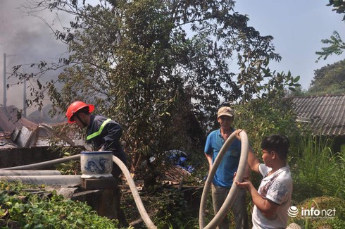 Cháy ở Đại lộ Bình Dương: Phá tường, tiếp cận nhiều hướng để dập