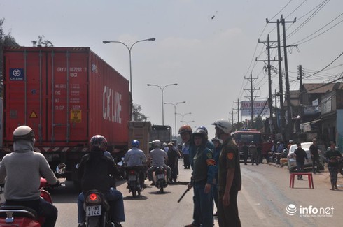 Cháy ở Đại lộ Bình Dương: Phá tường, tiếp cận nhiều hướng để dập