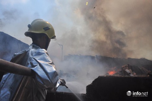 Cháy ở Đại lộ Bình Dương: Phá tường, tiếp cận nhiều hướng để dập