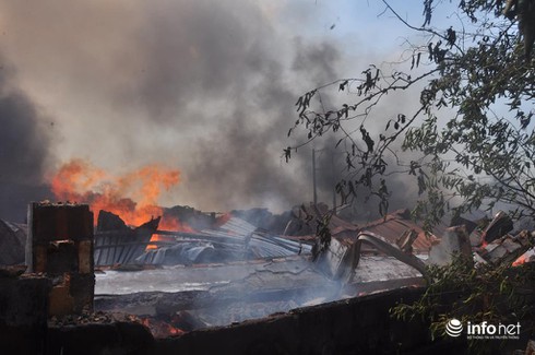 Cháy ở Đại lộ Bình Dương: Phá tường, tiếp cận nhiều hướng để dập