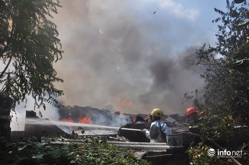 Cháy ở Đại lộ Bình Dương: Phá tường, tiếp cận nhiều hướng để dập