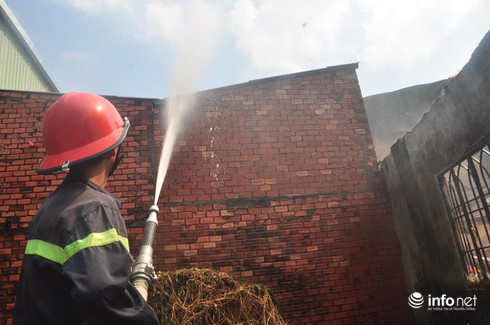 Cháy ở Đại lộ Bình Dương: Phá tường, tiếp cận nhiều hướng để dập