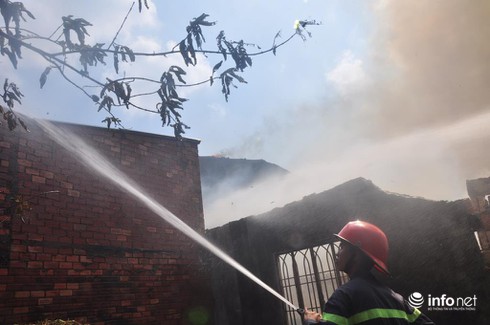 Cháy ở Đại lộ Bình Dương: Phá tường, tiếp cận nhiều hướng để dập