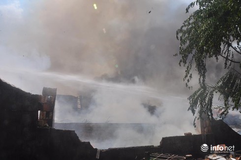 Cháy ở Đại lộ Bình Dương: Phá tường, tiếp cận nhiều hướng để dập