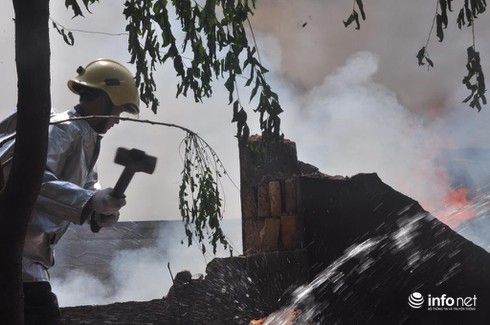 Cháy ở Đại lộ Bình Dương: Phá tường, tiếp cận nhiều hướng để dập