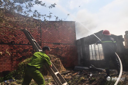 Cháy ở Đại lộ Bình Dương: Phá tường, tiếp cận nhiều hướng để dập