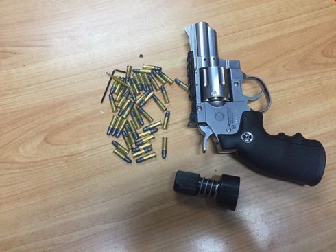 Bắt đối tượng chuyên mua bán súng qua facebook - ảnh 1