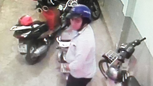 Camera ghi hình băng trộm xe SH dùng mã tấu truy sát người dân - ảnh 1