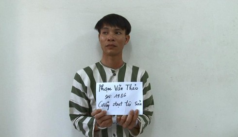 Sắm quần áo, giả danh CSGT để phạt người đi đường - ảnh 1