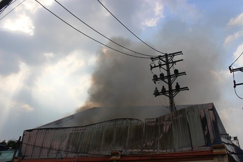 Công nhân tháo chạy khỏi cơ sở sản xuất thực phẩm cháy dữ dội - ảnh 1