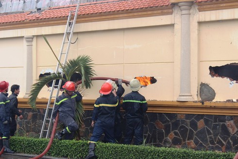 Công nhân tháo chạy khỏi cơ sở sản xuất thực phẩm cháy dữ dội - ảnh 2