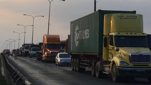 TP.HCM: Nhiều ô tô chèn qua thi thể nạn nhân trên QL1 - ảnh 1