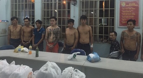 Bắt băng nhóm bảo kê, cưỡng đoạt tài sản mại dâm nam - ảnh 1