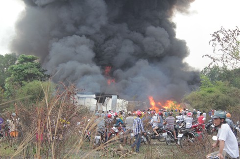 Suốt 3h dập “biển lửa” do người dân đốt rác - ảnh 2