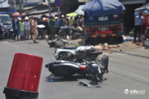 Hé lộ nguyên nhân vụ xe ben nghiền nát hàng loạt xe máy làm 2 người chết - ảnh 1