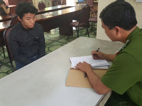 Bắt đối tượng dàn cảnh cướp xe máy, giấu 3 thanh kiếm trong nhà - ảnh 1