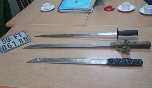 Bắt đối tượng dàn cảnh cướp xe máy, giấu 3 thanh kiếm trong nhà - ảnh 2