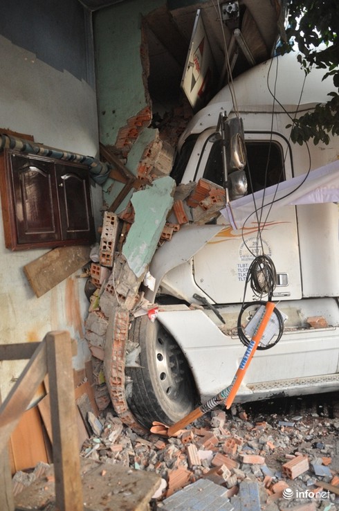 TP.HCM: Xe container húc văng người đi xe máy, tông sập nhà dân - ảnh 2