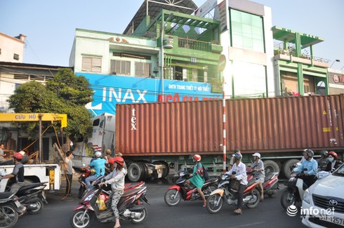 TP.HCM: Xe container húc văng người đi xe máy, tông sập nhà dân - ảnh 1