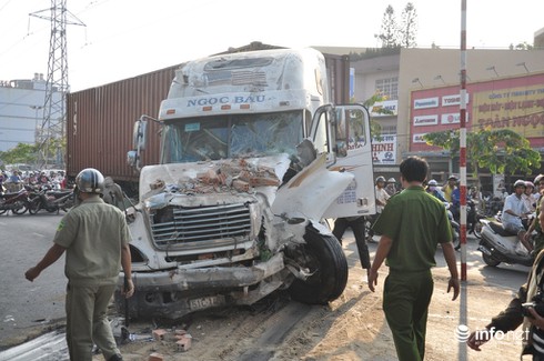 TP.HCM: Xe container húc văng người đi xe máy, tông sập nhà dân - ảnh 3