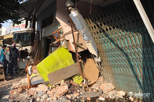 TP.HCM: Xe container húc văng người đi xe máy, tông sập nhà dân - ảnh 4