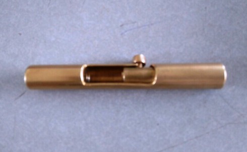 Cô gái nghịch súng bút bắn đạn chì khiến bạn tử vong - ảnh 1