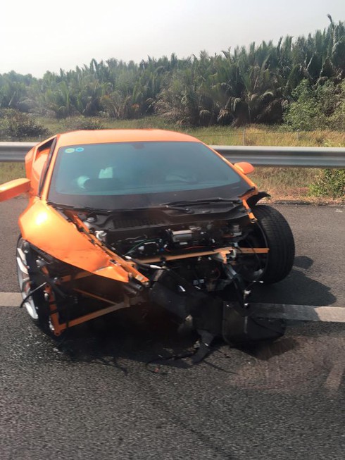 Siêu xe Lamborghini toác đầu vì tông dải phân cách - ảnh 1