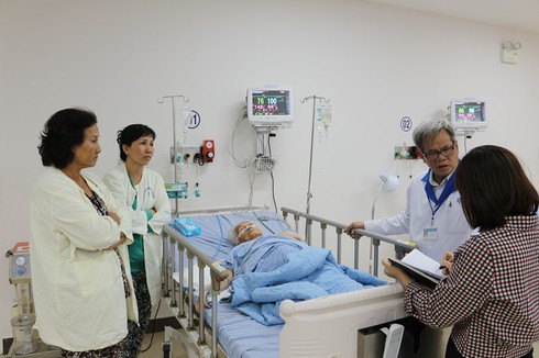 Phẫu thuật lấy khối u 13kg trong bụng bà cụ 100 tuổi - ảnh 2