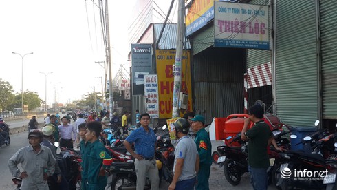 Hàng tấn mâm giáo sập xuống đè chết 2 công nhân - ảnh 3