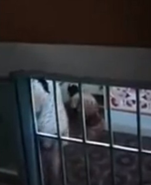 Con gái dùng cán chổi đánh liên tiếp mẹ già trong phòng trọ - ảnh 2