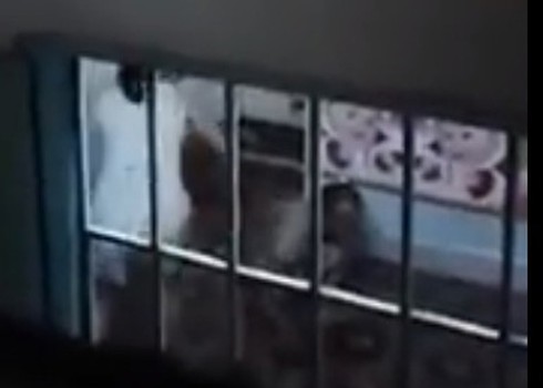 Con gái dùng cán chổi đánh liên tiếp mẹ già trong phòng trọ - ảnh 1