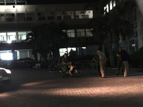 Hai thanh niên lao vào bệnh viện chém 2 người trọng thương - ảnh 1