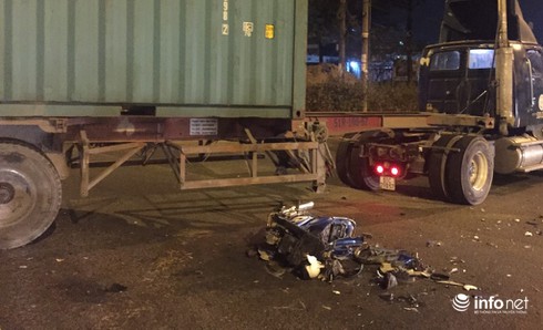 Xe máy nát vụn khi tông vào container, 2 thanh niên tử vong - ảnh 1