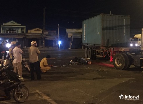 Xe máy nát vụn khi tông vào container, 2 thanh niên tử vong - ảnh 2