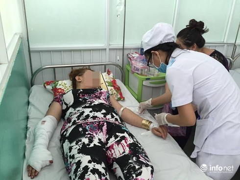 Một phụ nữ bị côn đồ dùng mã tấu lao vào nhà chém trọng thương - ảnh 2