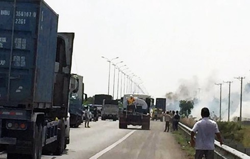 Lửa bao trùm đầu xe container trên cao tốc, tài xế bung cửa thoát thân - ảnh 2