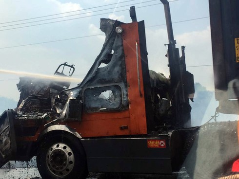 Lửa bao trùm đầu xe container trên cao tốc, tài xế bung cửa thoát thân - ảnh 1