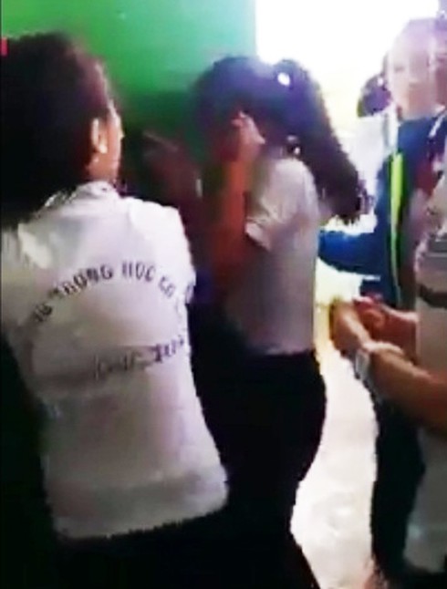 Thêm 1 nữ sinh ở Đồng Nai bị nhóm bạn đánh, chửi tục tĩu - ảnh 1
