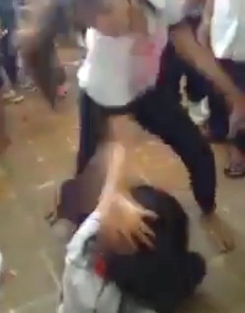 Thêm 1 nữ sinh ở Đồng Nai bị nhóm bạn đánh, chửi tục tĩu - ảnh 2