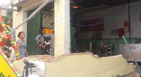 Xe tải tông sập quán phở, 2 người thoát chết trong gang tấc - ảnh 1