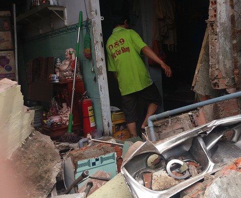 Xe tải tông sập quán phở, 2 người thoát chết trong gang tấc - ảnh 2