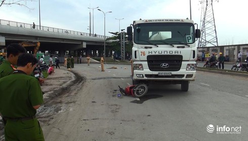 Nữ phụ hồ chết thảm dưới bánh xe bồn - ảnh 1