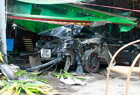 Mất ô tô tìm lại được vì tên trộm lái xe tông vào quán cà phê - ảnh 1