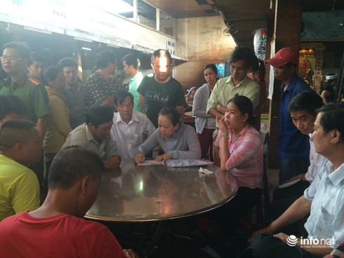 Vụ cháy cửa hàng bếp từ ở TP.HCM: Người thân ngã quỵ khi nhận diện thi thể con - ảnh 1