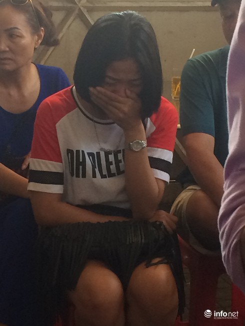 Vụ cháy cửa hàng bếp từ ở TP.HCM: Người thân ngã quỵ khi nhận diện thi thể con - ảnh 2