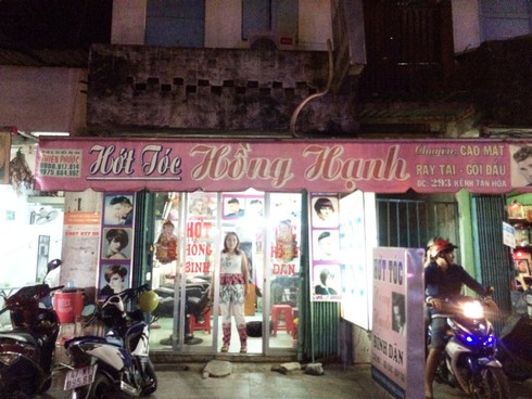 2 tên cướp kéo nữ chủ tiệm cắt tóc vào nhà vệ sinh rồi cướp vàng và xe máy - ảnh 1