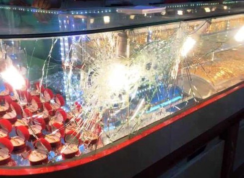 Thanh niên táo tợn đập kính, cướp tiệm vàng ở Đồng Nai - ảnh 1